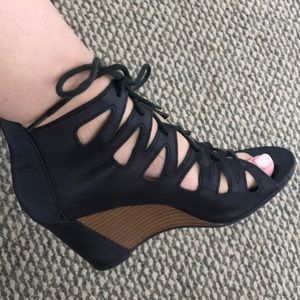 Black wedges
